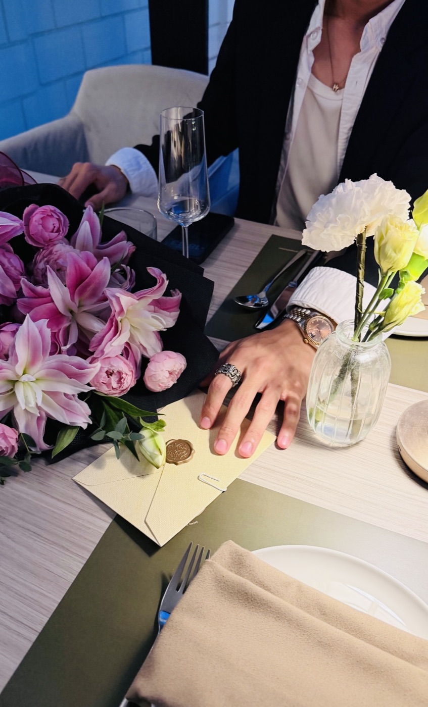 Private anniversary table with flowers, champagne, and a personal note